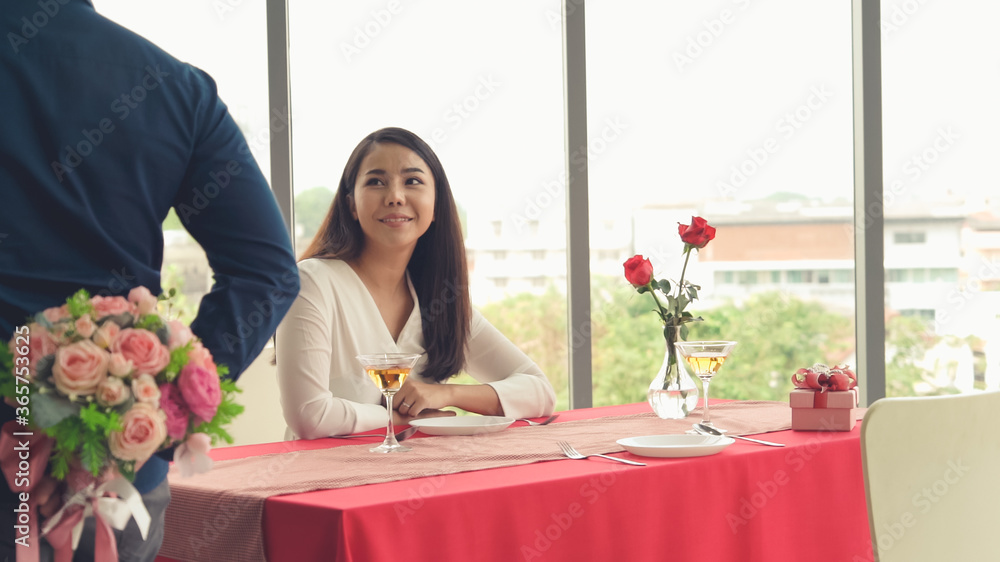 浪漫的情侣在餐厅给爱人送礼物。幸福的情侣生活方式。