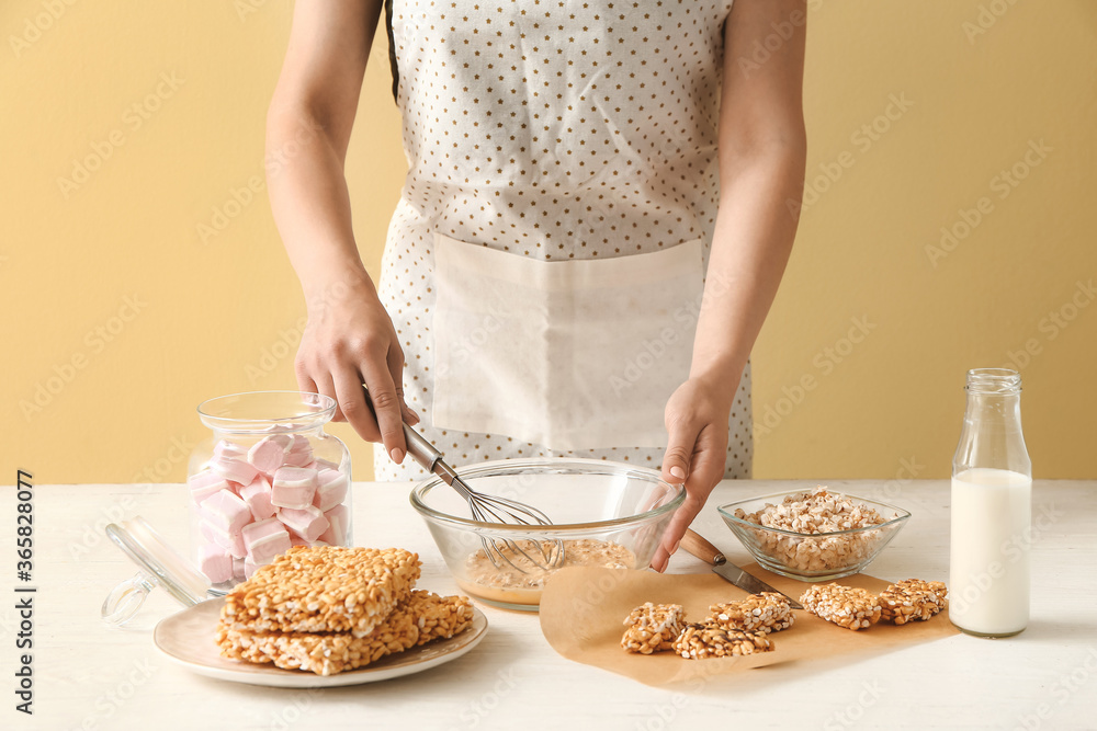 女人在餐桌上做脆米饭