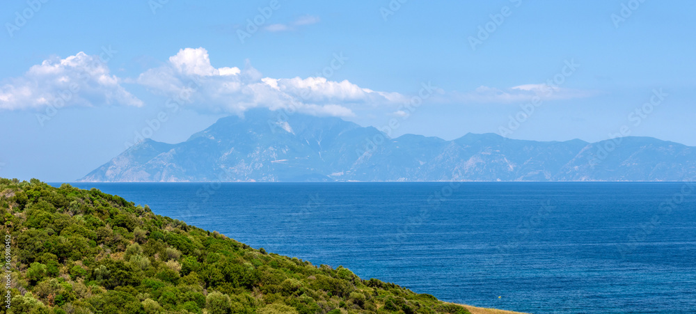 蓝天中有大海、岩石和美丽的云朵的景观