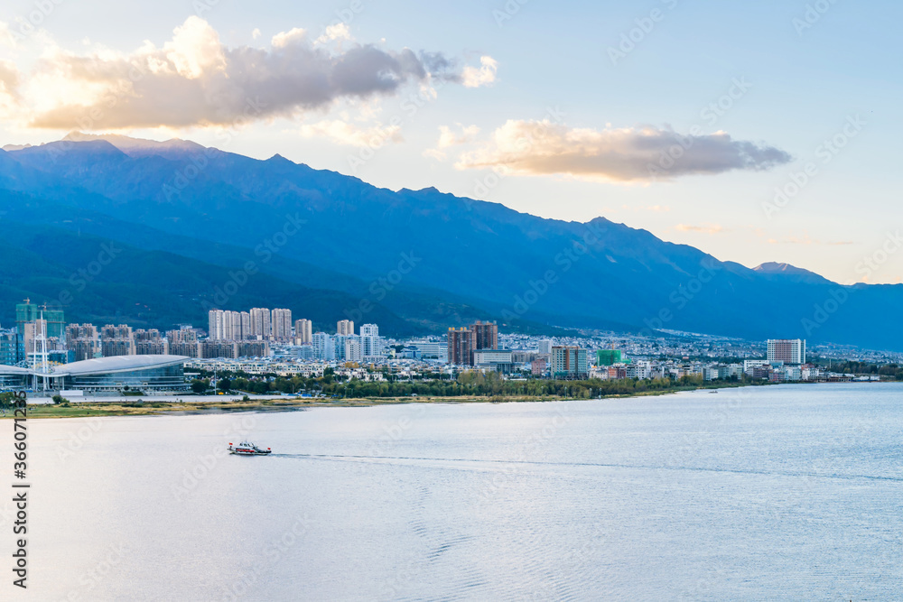 黄昏的洱海和中国云南省大理市的游艇