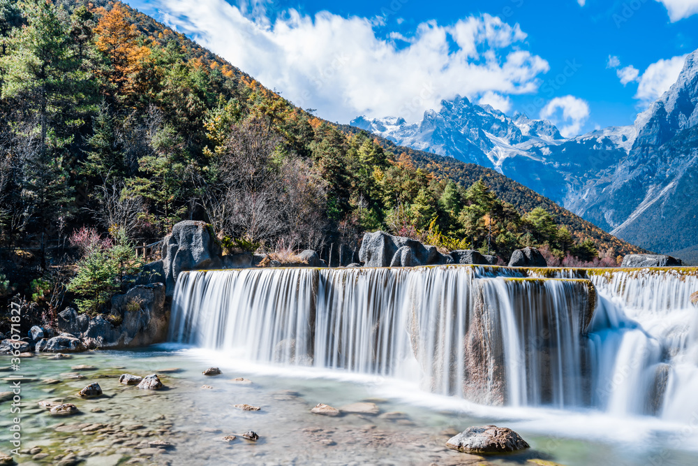 中国云南丽江玉龙雪山蓝月谷瀑布风光