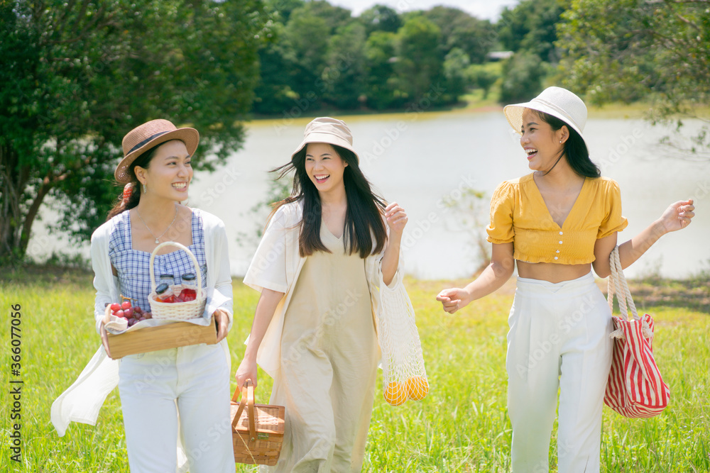 亚洲女孩朋友团他们要去公园野餐