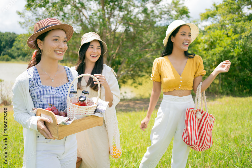 亚洲女孩朋友团他们要去公园野餐