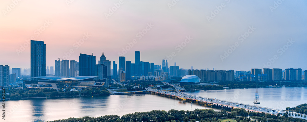 中国辽宁省沈阳市盛京剧院和浑河沿岸城市建筑的黄昏景色