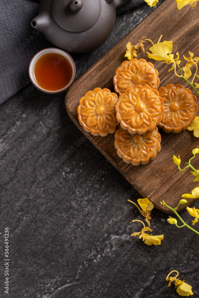 月饼，中秋月饼，黑石板餐桌上传统节日食品的概念