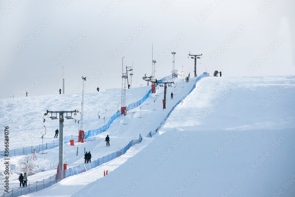 冬季休闲度假区滑雪缆车多人