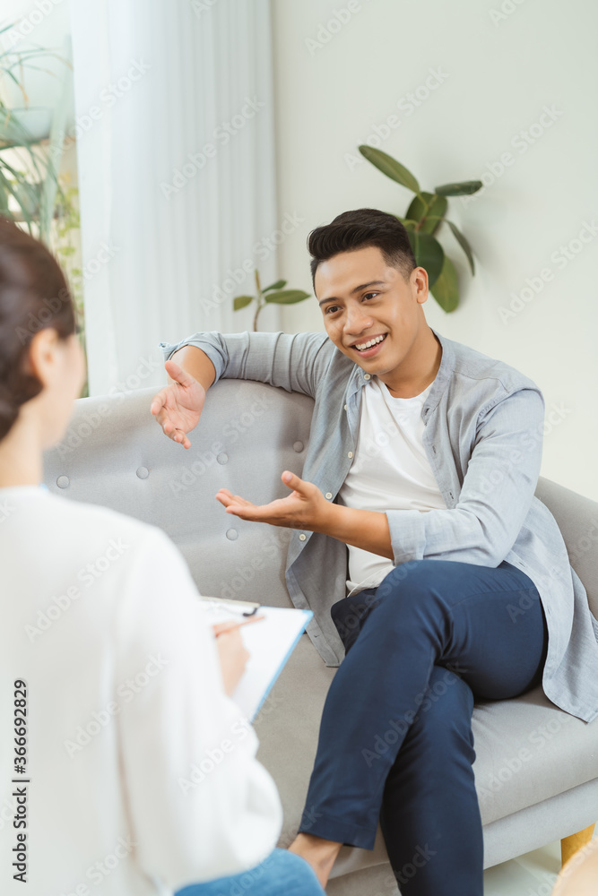 有客户在办公室的女性心理学家