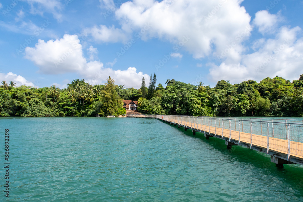 Chek Jawa Broadwalk木制观景码头，Chek Java游客中心建筑和红树林景观