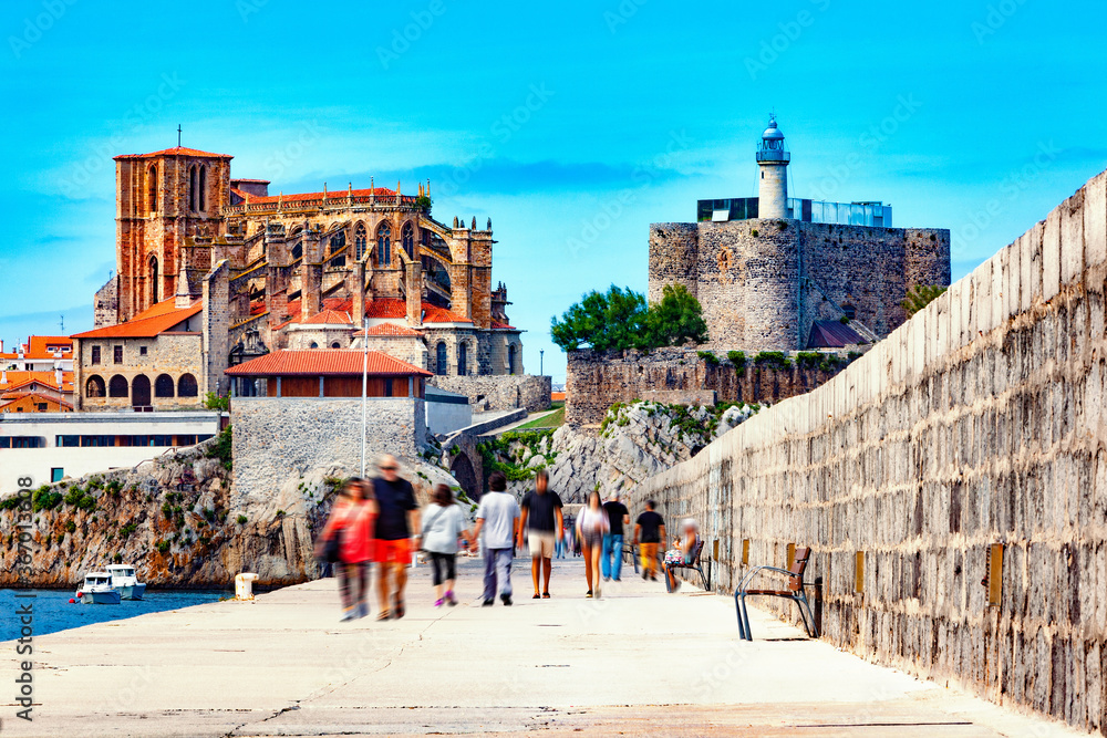 西班牙沿海城镇。Castro Urdiales.Cantabria.Fishing village and Boat dock.Scenic seascape.tour