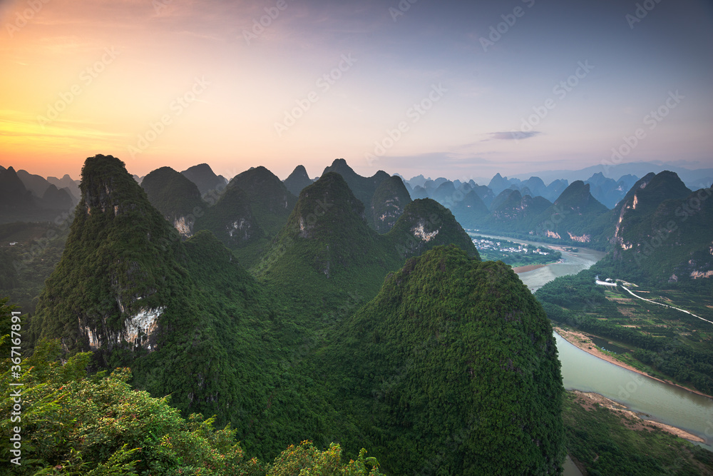 中国广西兴平漓江喀斯特山地景观。