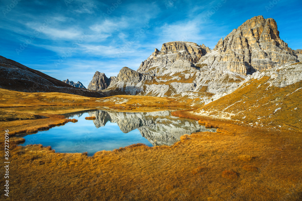 意大利多洛米蒂Tre Cime di Lavardo峰附近的山湖