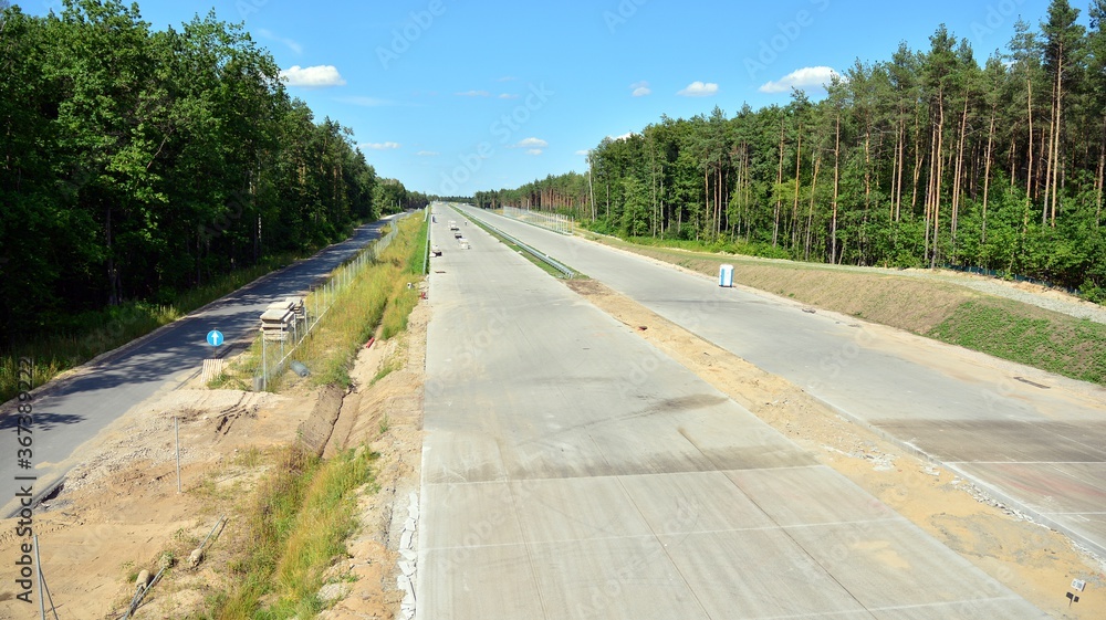 正在建设的新公路视图。