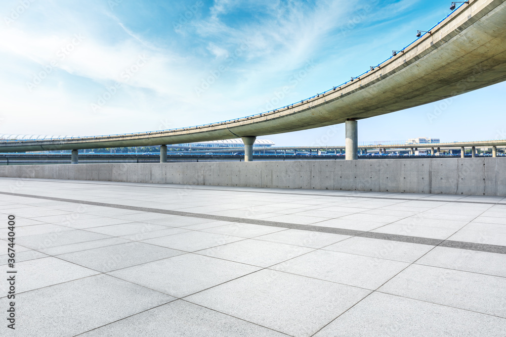 中国上海的城市广场层和高架道路。