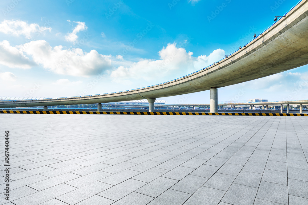 中国上海的城市广场层和高架道路。