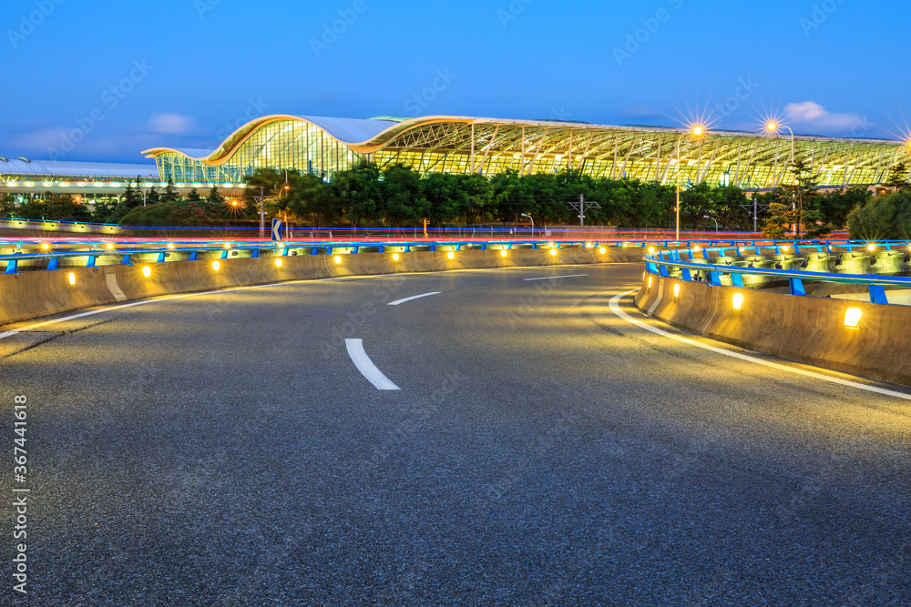 中国上海夜晚的沥青道路和机场建筑。