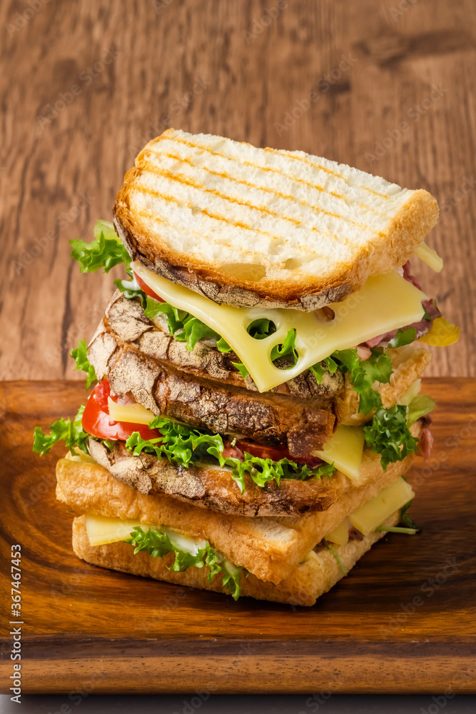 野菜たっぷりサンドウィッチ　 sandwich with plenty of vegetables 