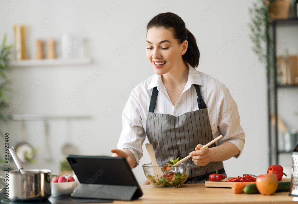 女人正在准备合适的饭菜