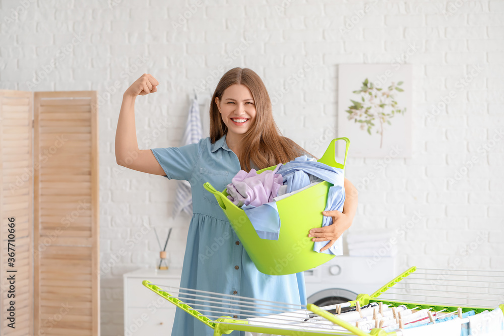 洗衣房里有干净衣服的女人