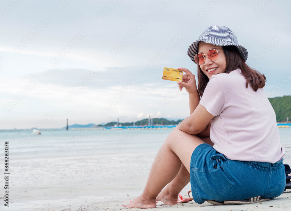 亚洲女性游客很乐意使用信用卡出海旅游。