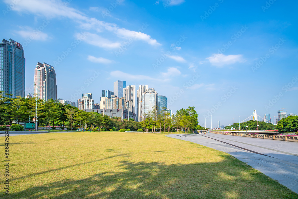 中国广州的城市建筑与绿色草原