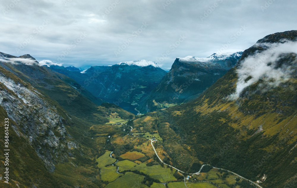 挪威Geiranger山脉山谷景观鸟瞰图旅游目的地自然夏季