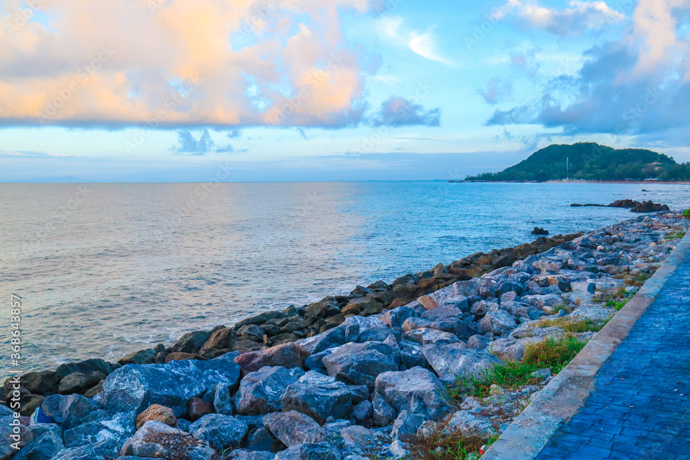 风景如画的夏季海滩背景，泰国海上晴朗的天空。