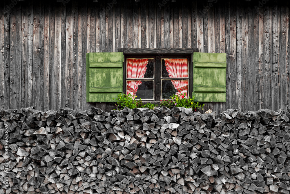 Fenster mit Fensterladen auf Almhütte