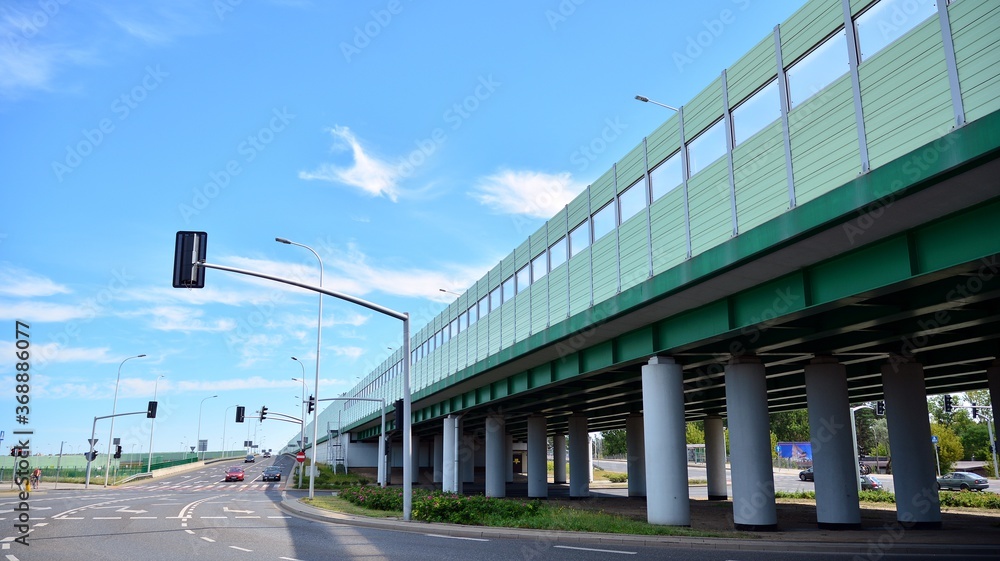 现代道路和道路基础设施。城市中空旷的道路背景。