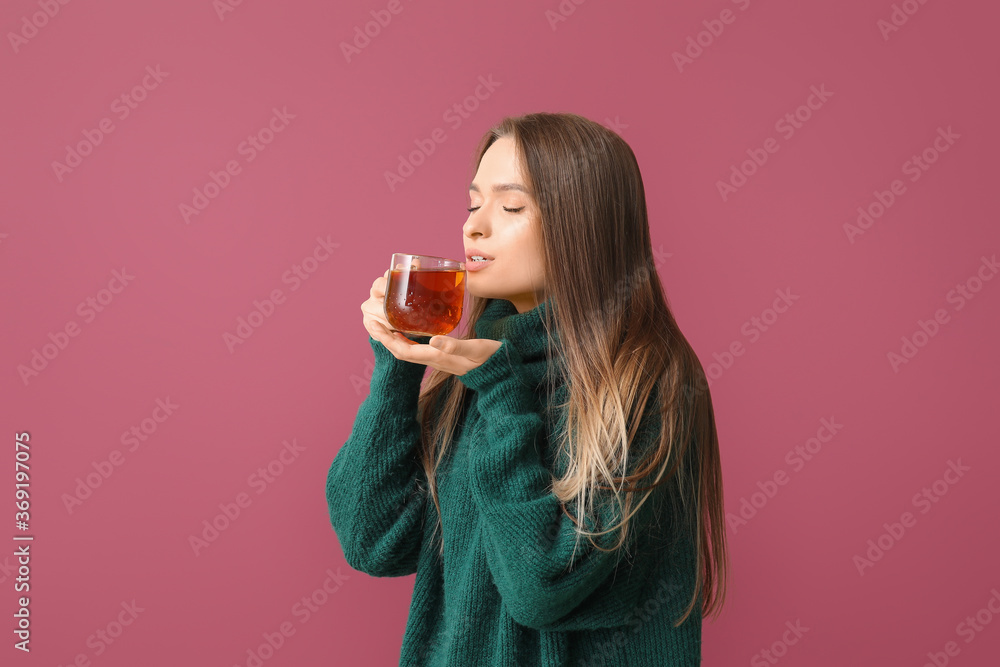 美丽的年轻女子，背景是一杯茶