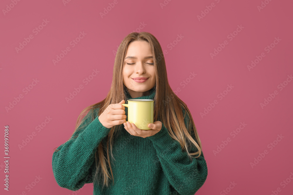 美丽的年轻女子，背景是一杯茶