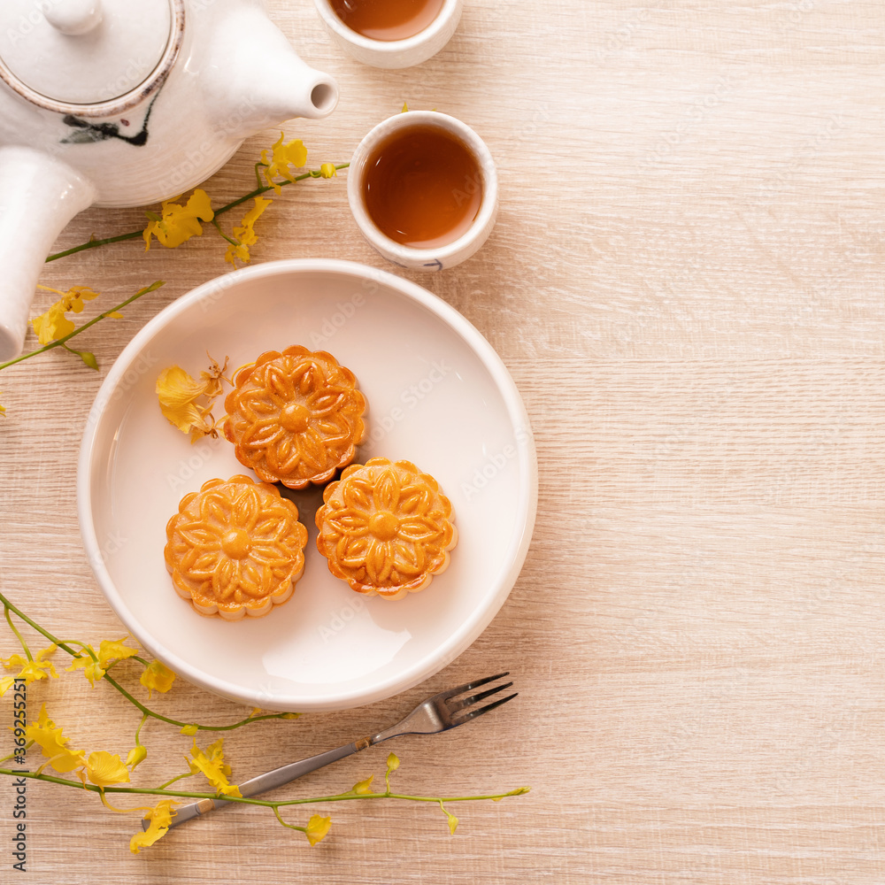 明亮木桌上的月饼、月饼、茶具中秋假期概念设计w