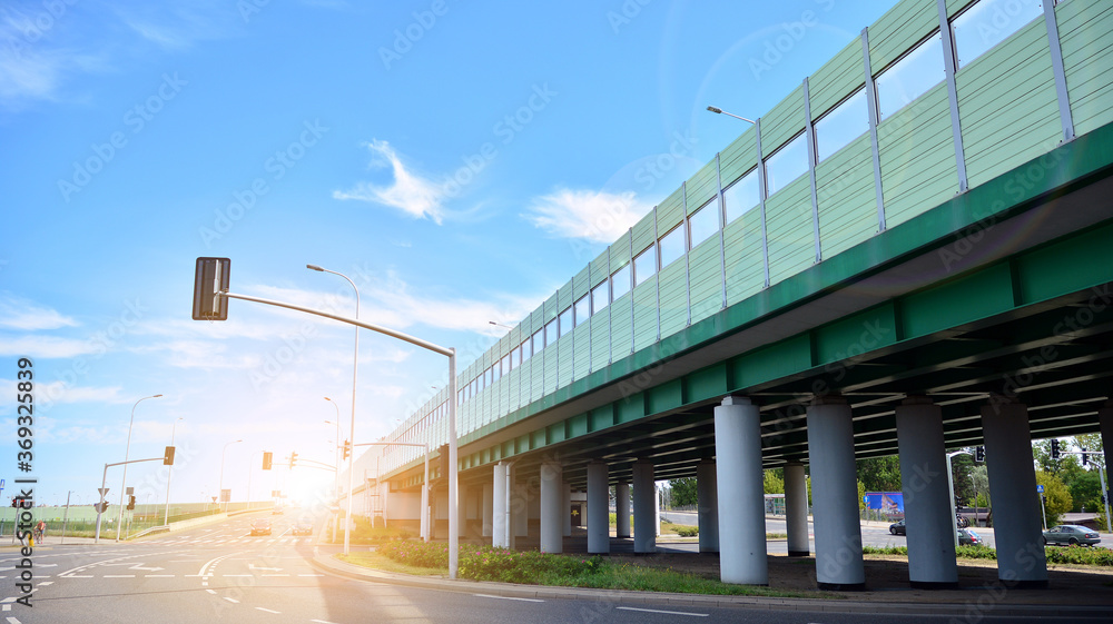 现代道路和道路基础设施。城市中空旷的道路背景。阳光下的景观。