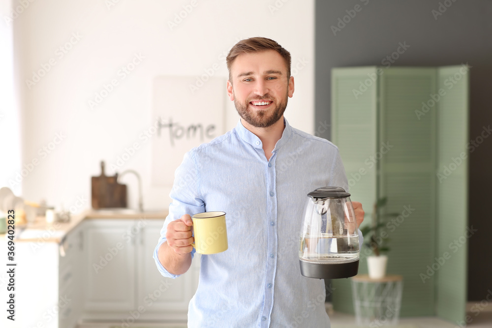 家里有电热水壶和电热杯的男人