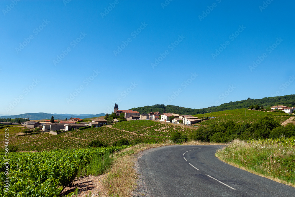 Le village de Saint-Joseph-en-Beaujolais dans le vignoble du Beaujolais dans le département du Rhône