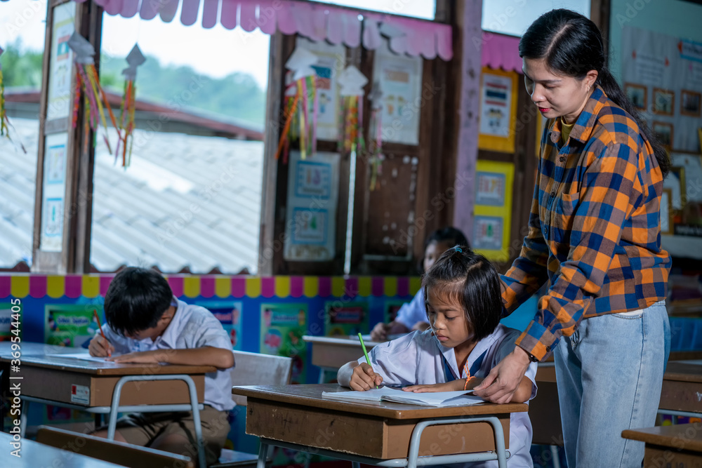 小学教师在课堂上帮助学生，教育，小学。