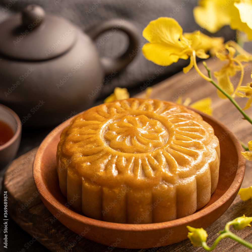 月饼，中秋月饼，黑石板餐桌上的传统节日食品概念