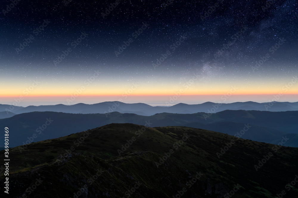 在令人难以置信的星空背景下，山脉绵延。银河系的壮丽夜景