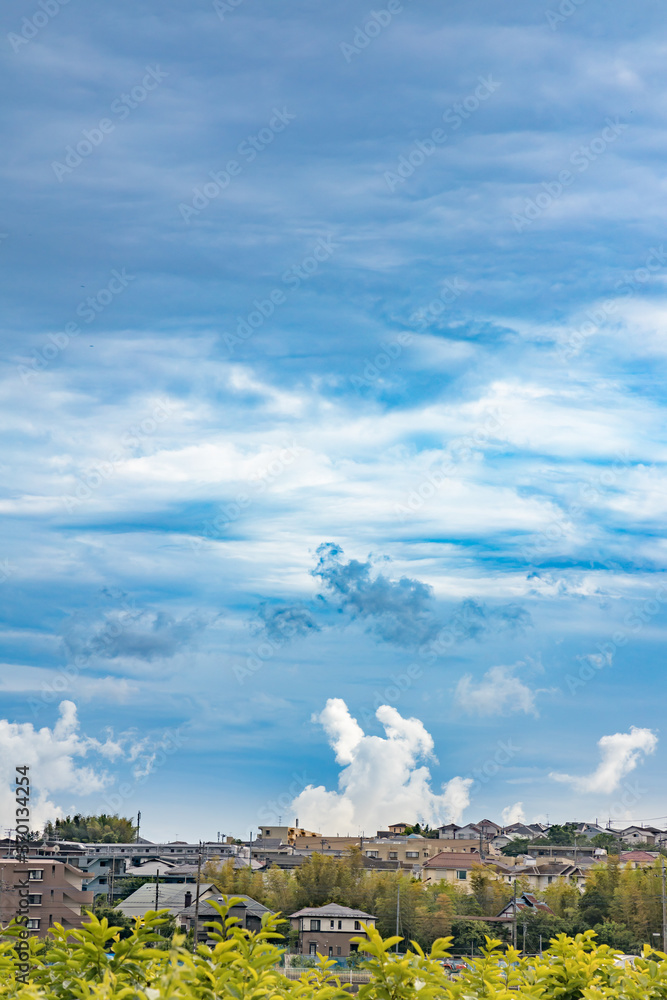 横浜郊外の住宅街と雲