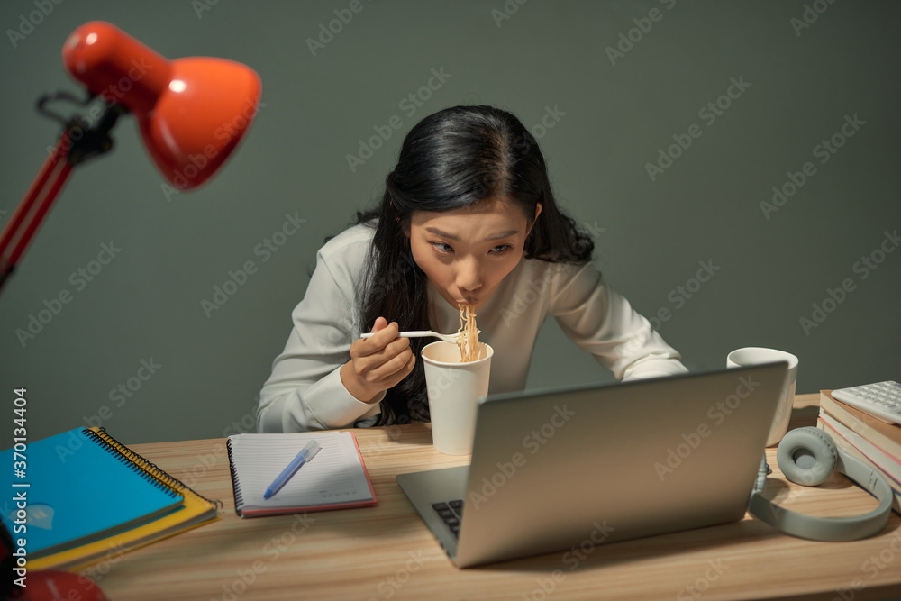 晚上在网上加班学习的女性晚餐很快