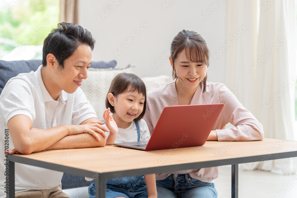 パソコンでテレビ電話をする親子