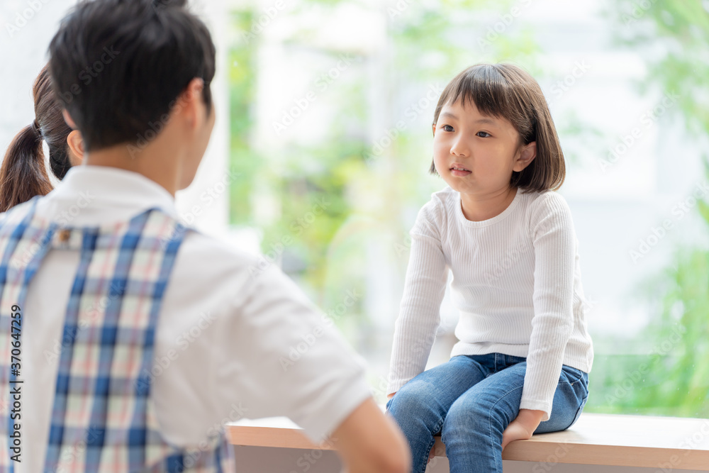 保育園で遊ぶ女の子