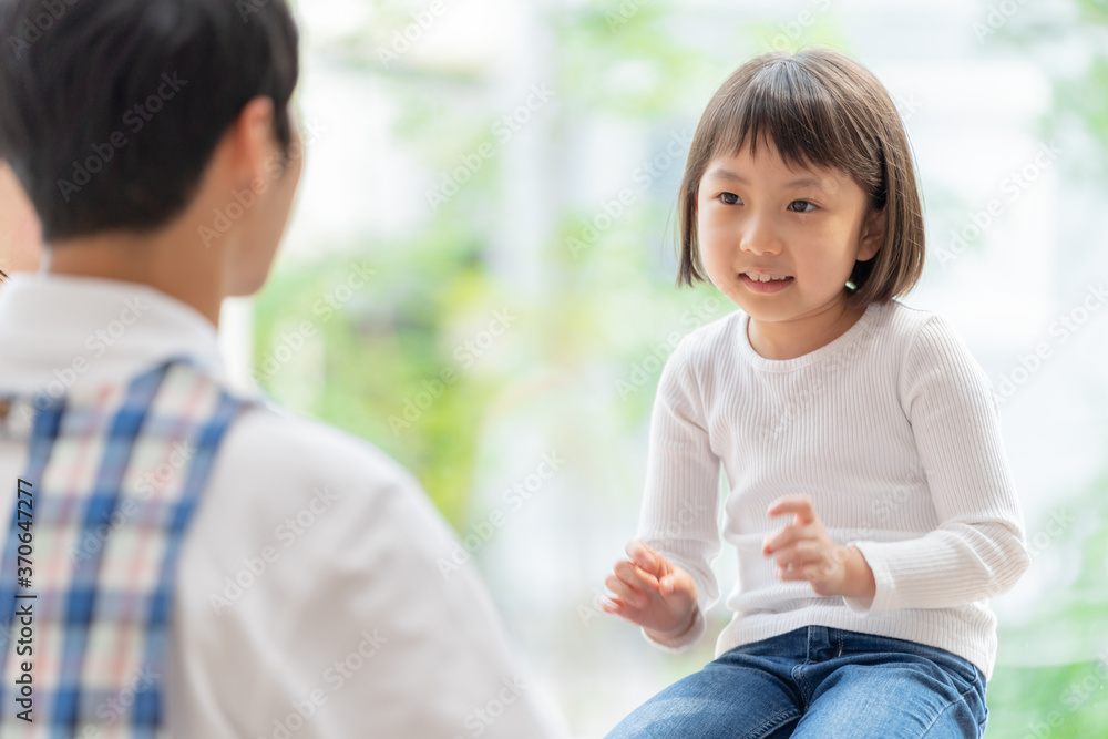 保育園で遊ぶ女の子