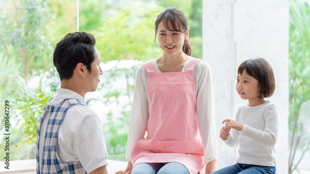 保育園で遊ぶ女の子