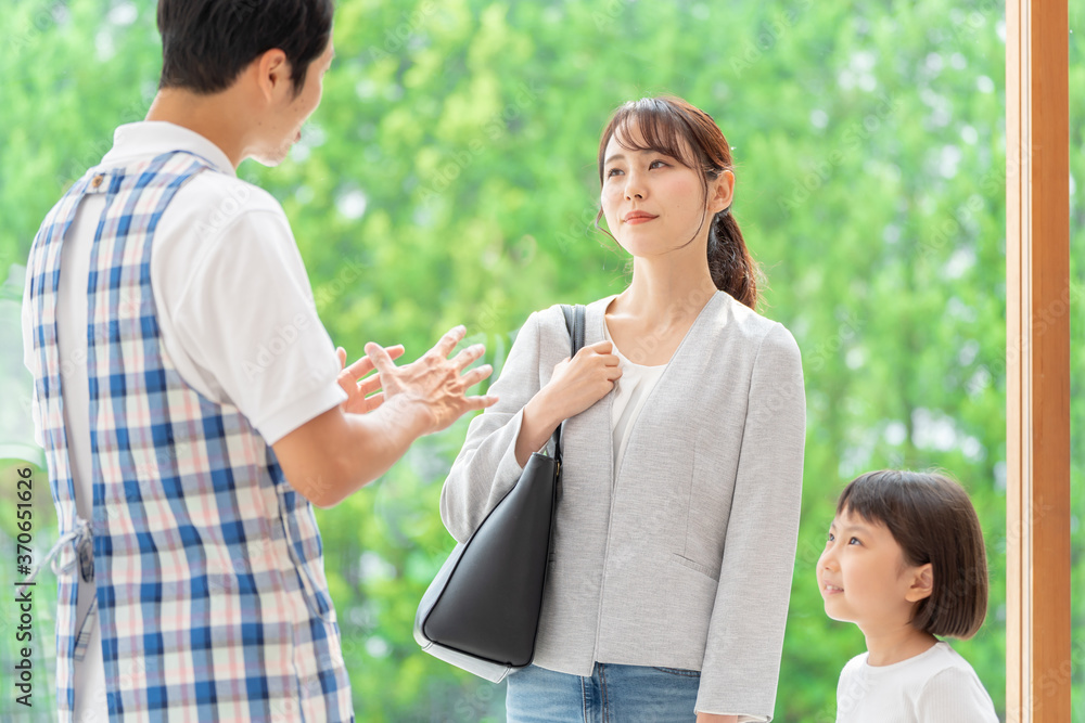 保育士と話をする働くお母さんと女の子