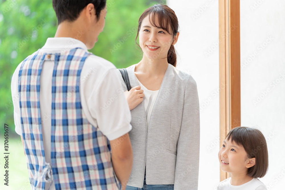 保育士と話をする働くお母さんと女の子