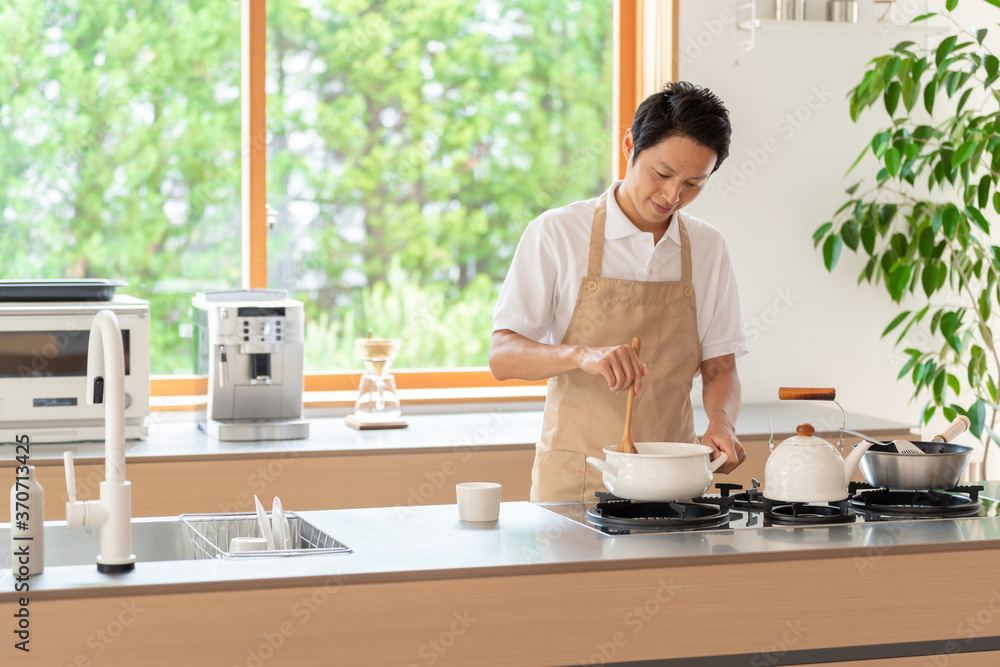 キッチンで料理を作る男性