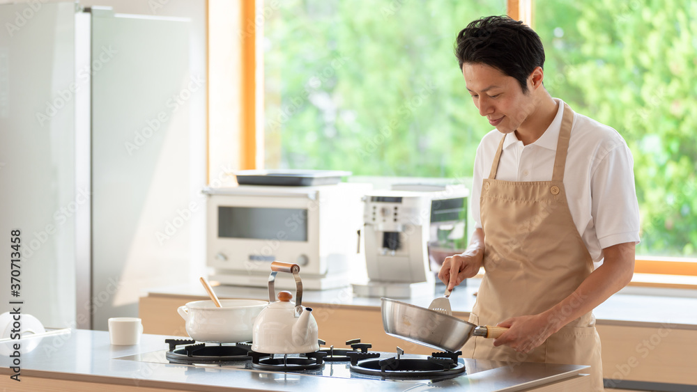 キッチンで料理を作る男性