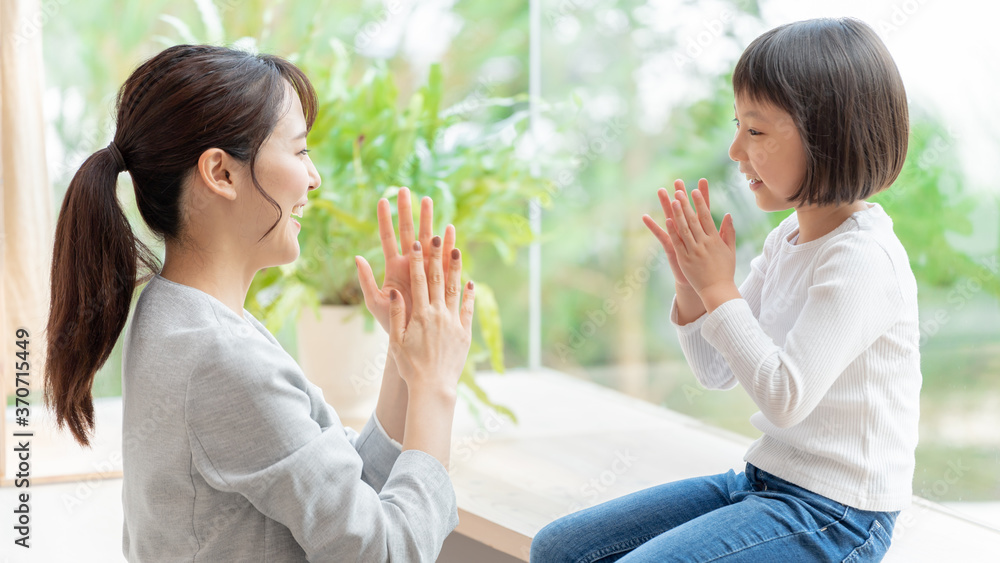 お母さんと遊ぶ女の子