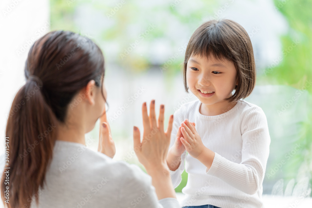 お母さんと遊ぶ女の子