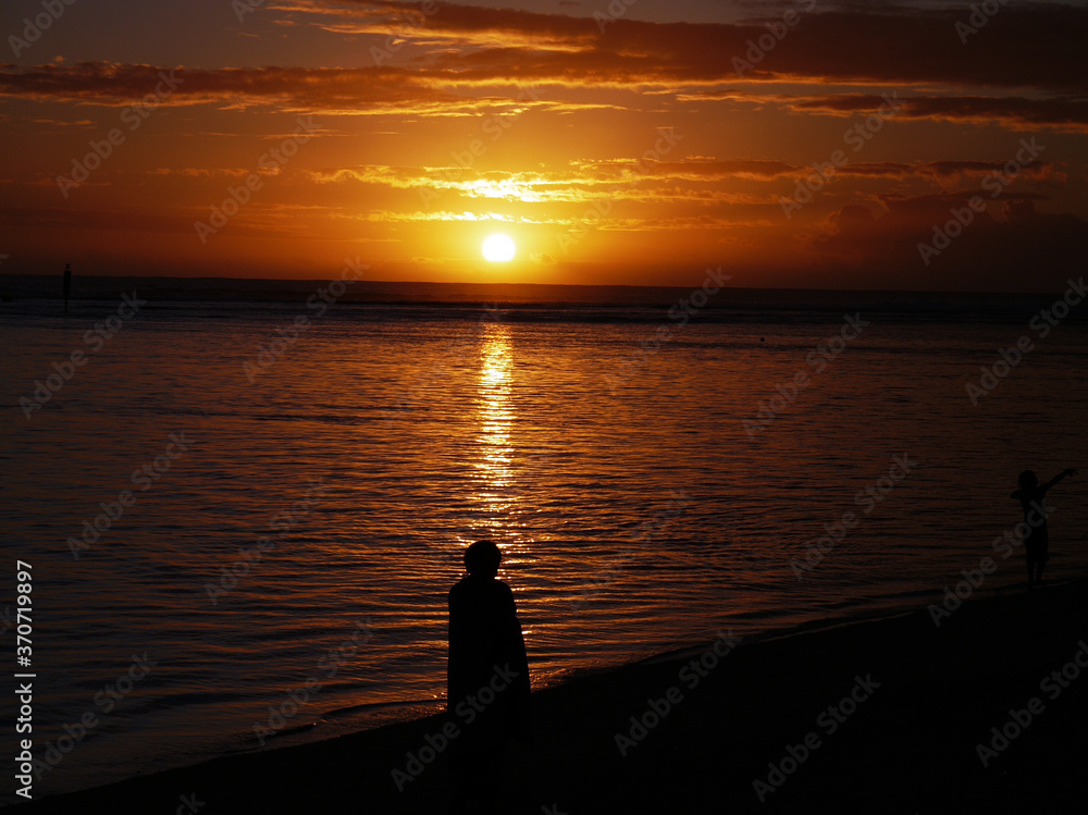 Coucher de soleil avec nuages orangés